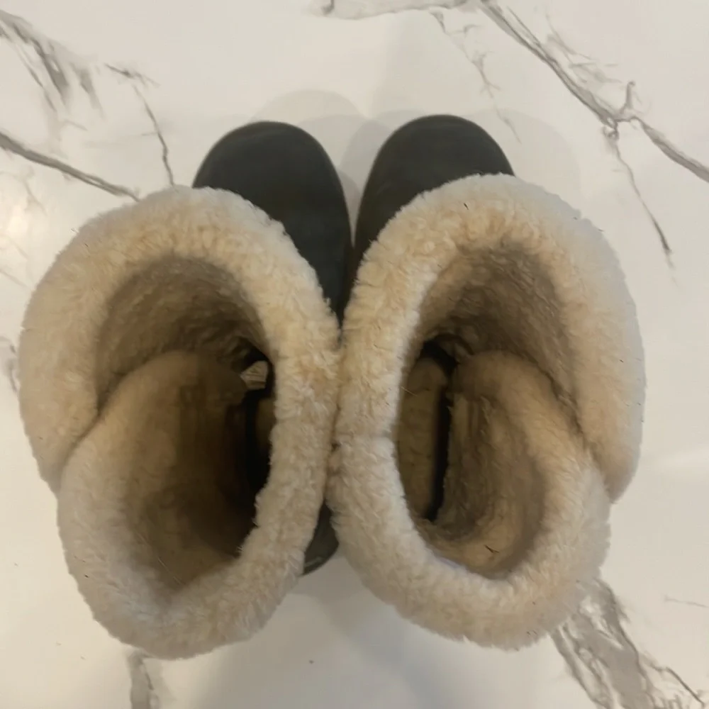 Ugg Koolaburra Boot, Size 7, Olive Green, 2 button closure, Winter boot, warm - Picture 11 of 14